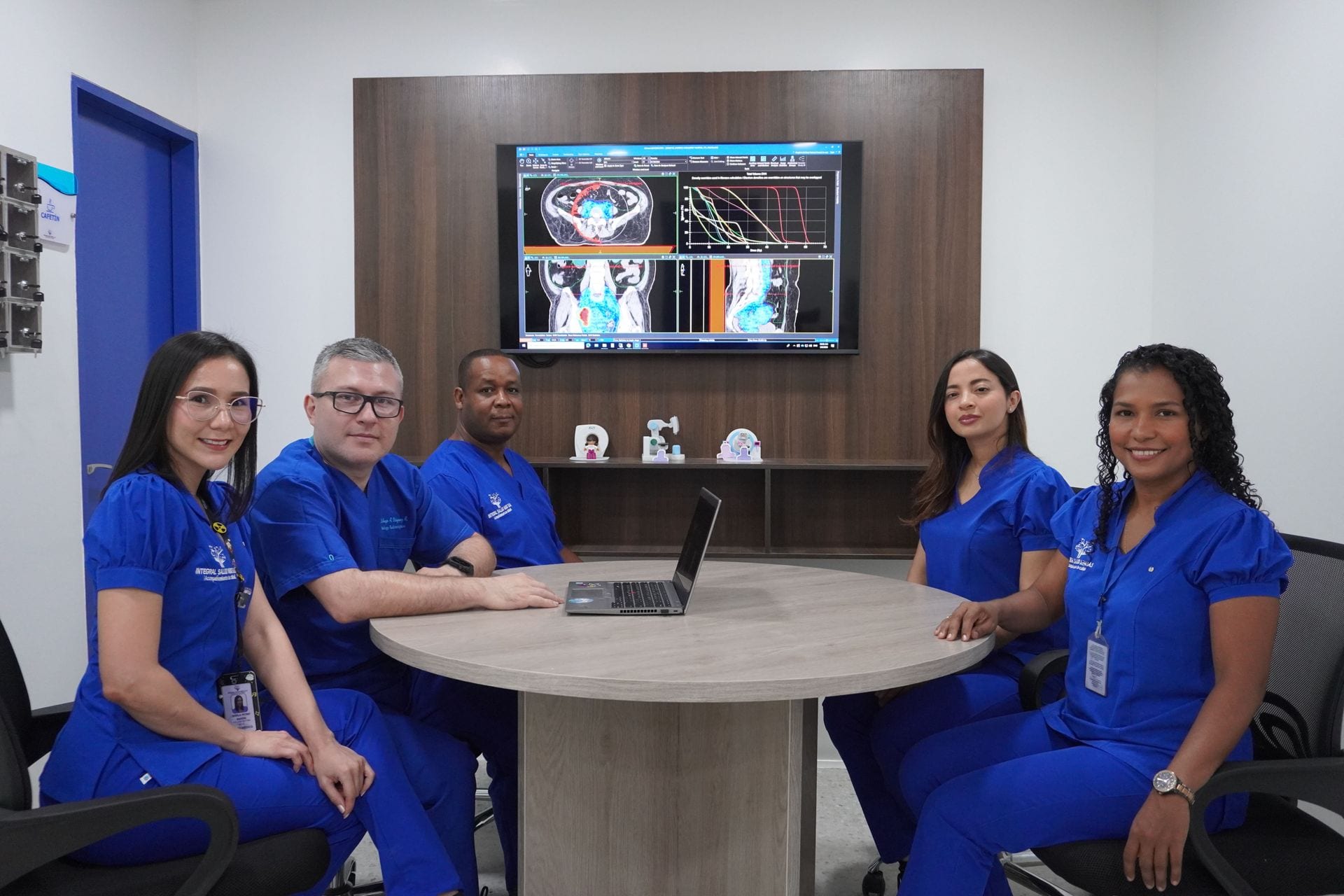 Equipo multidisciplinario de Integral Salud MBG en la sala de planificación, reunido frente a estudios de imagen