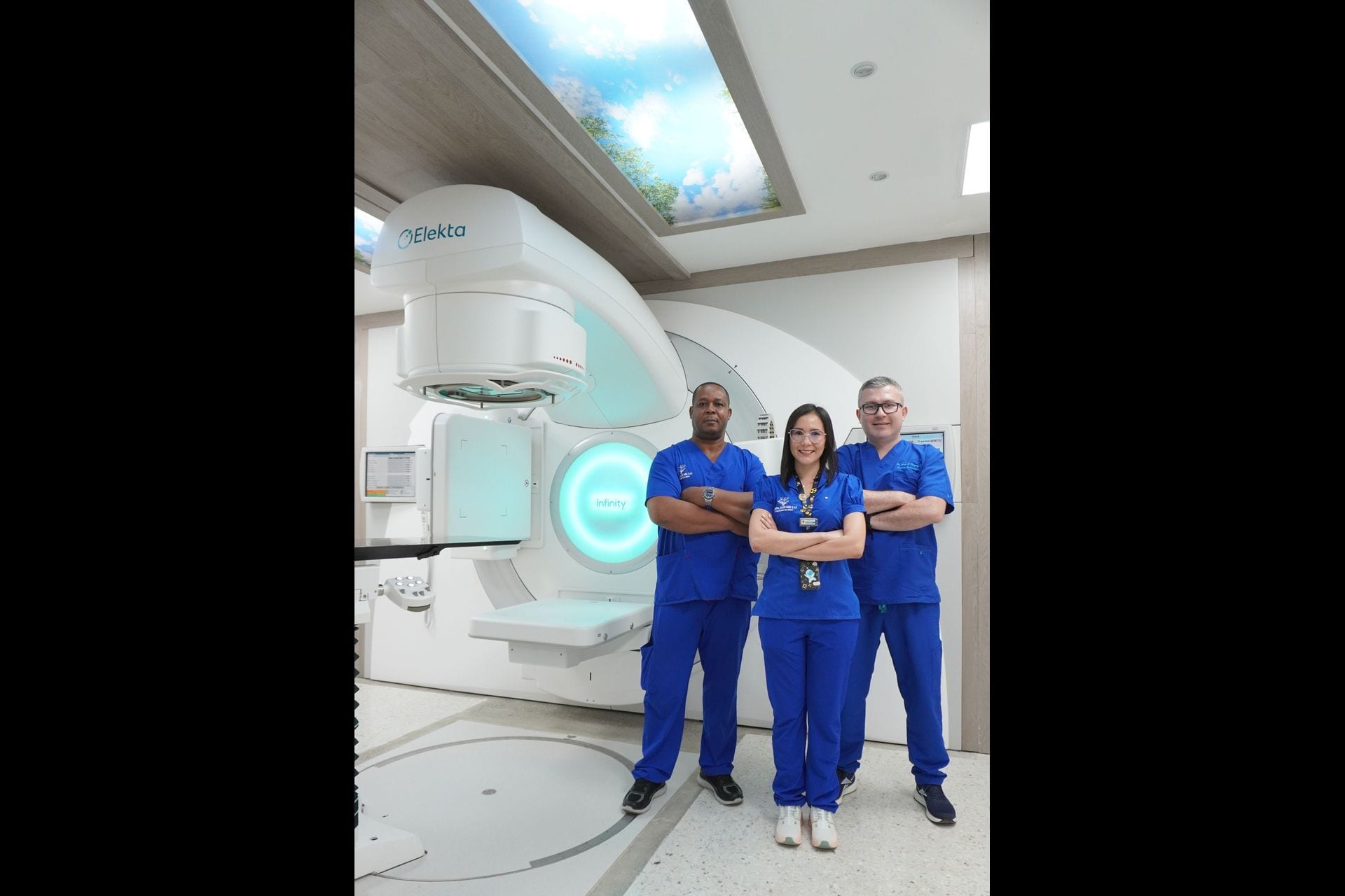 Profesionales de radioterapia junto al acelerador lineal Elekta Infinity en Integral Salud MBG