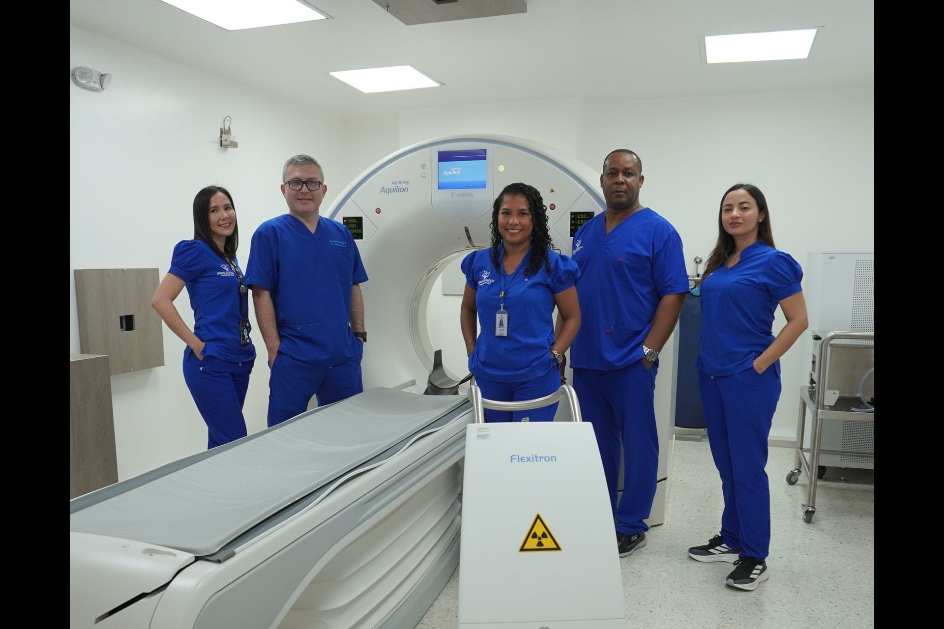 Equipo de imagenología junto al tomógrafo Canon Aquilion y el sistema Flexitron en Integral Salud MBG