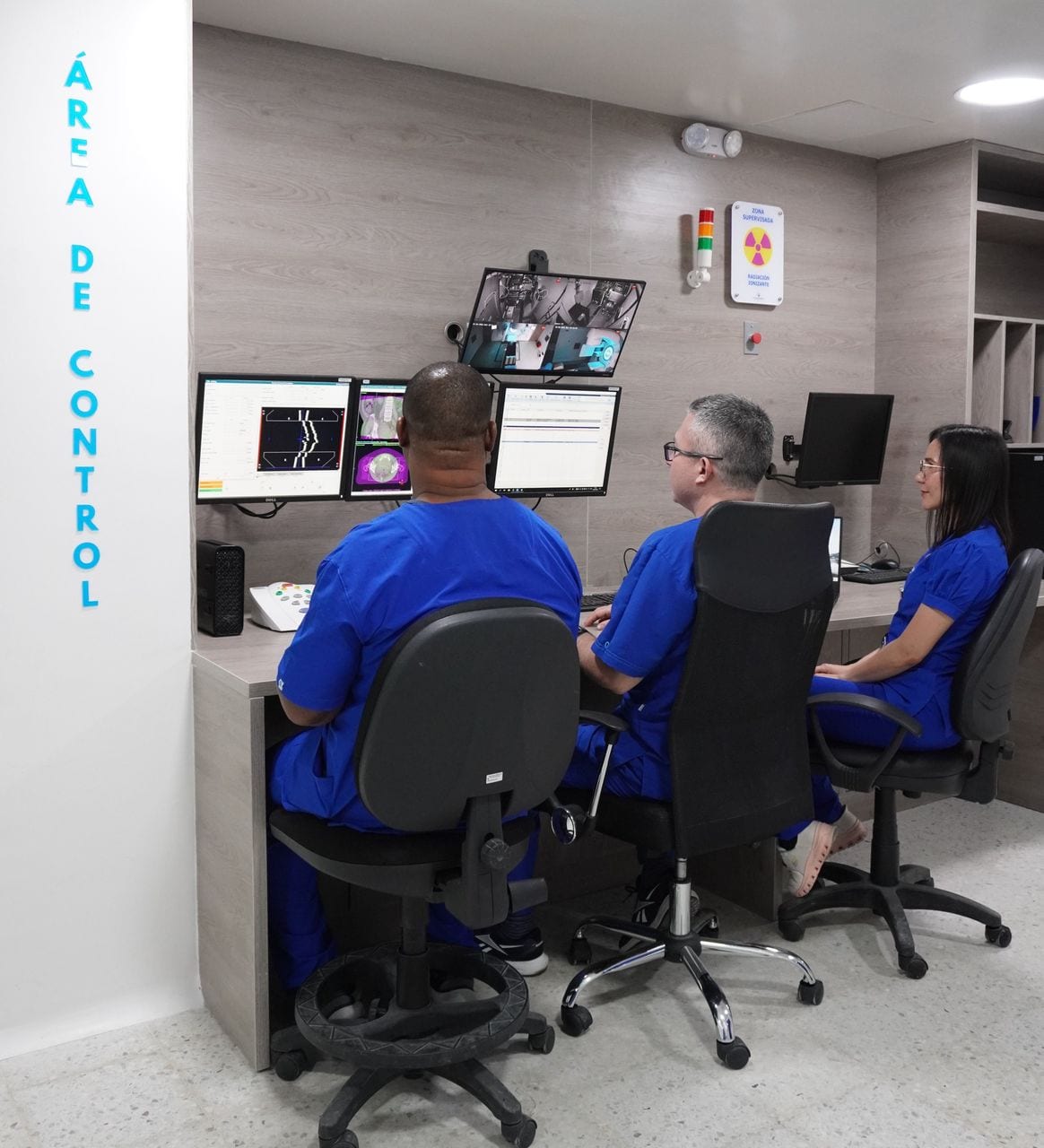Equipo de Integral Salud MBG en el área de control, supervisando estudios e imágenes de planificación