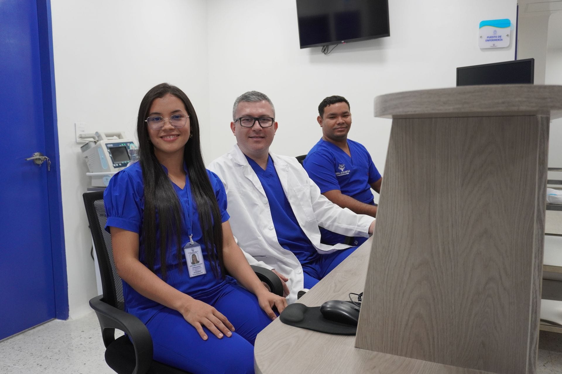 Médico y personal de enfermería en consultorio de valoración oncológica de Integral Salud MBG