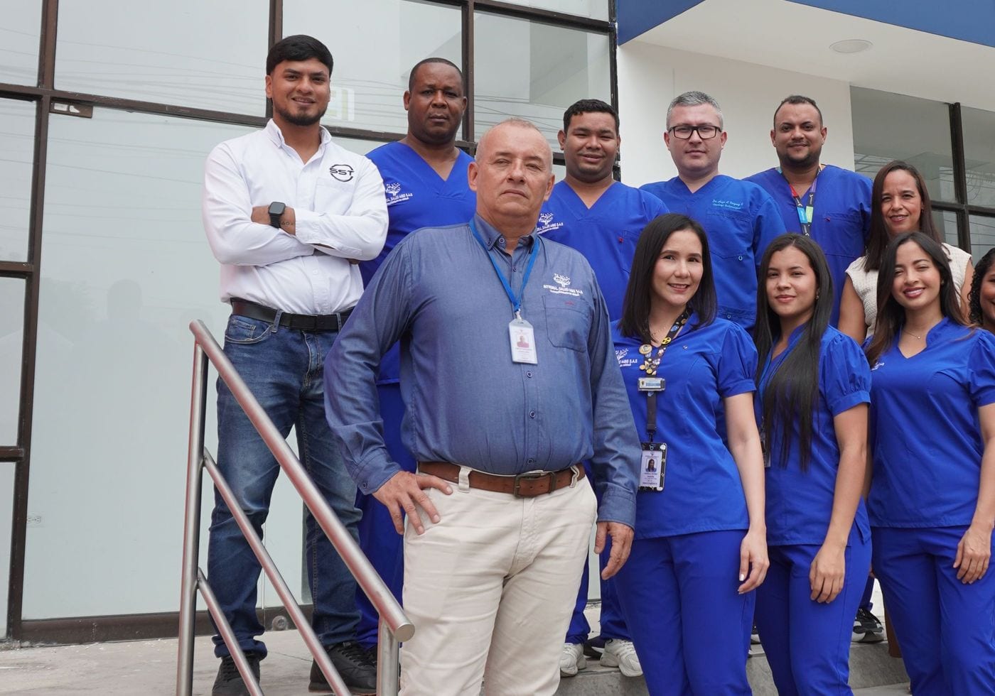 Equipo asistencial de Integral Salud MBG en la entrada de la institución