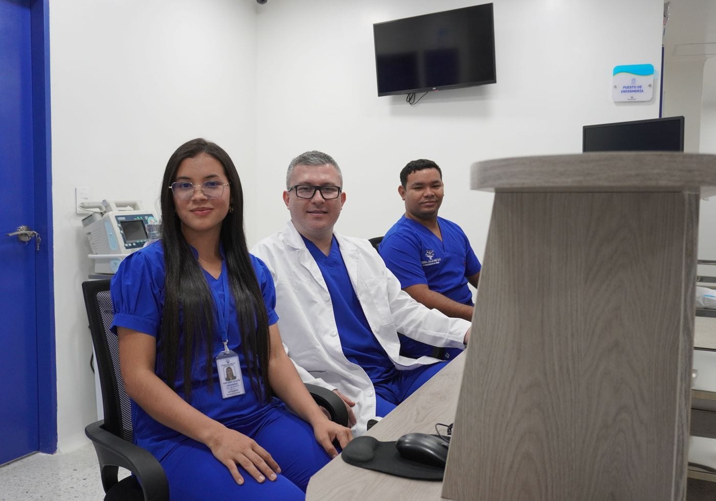 Puesto de enfermería con el equipo asistencial en el área de control