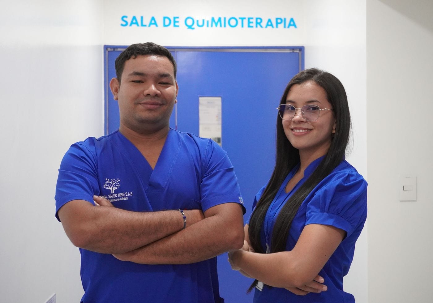 Profesionales de enfermería en la entrada de la sala de quimioterapia