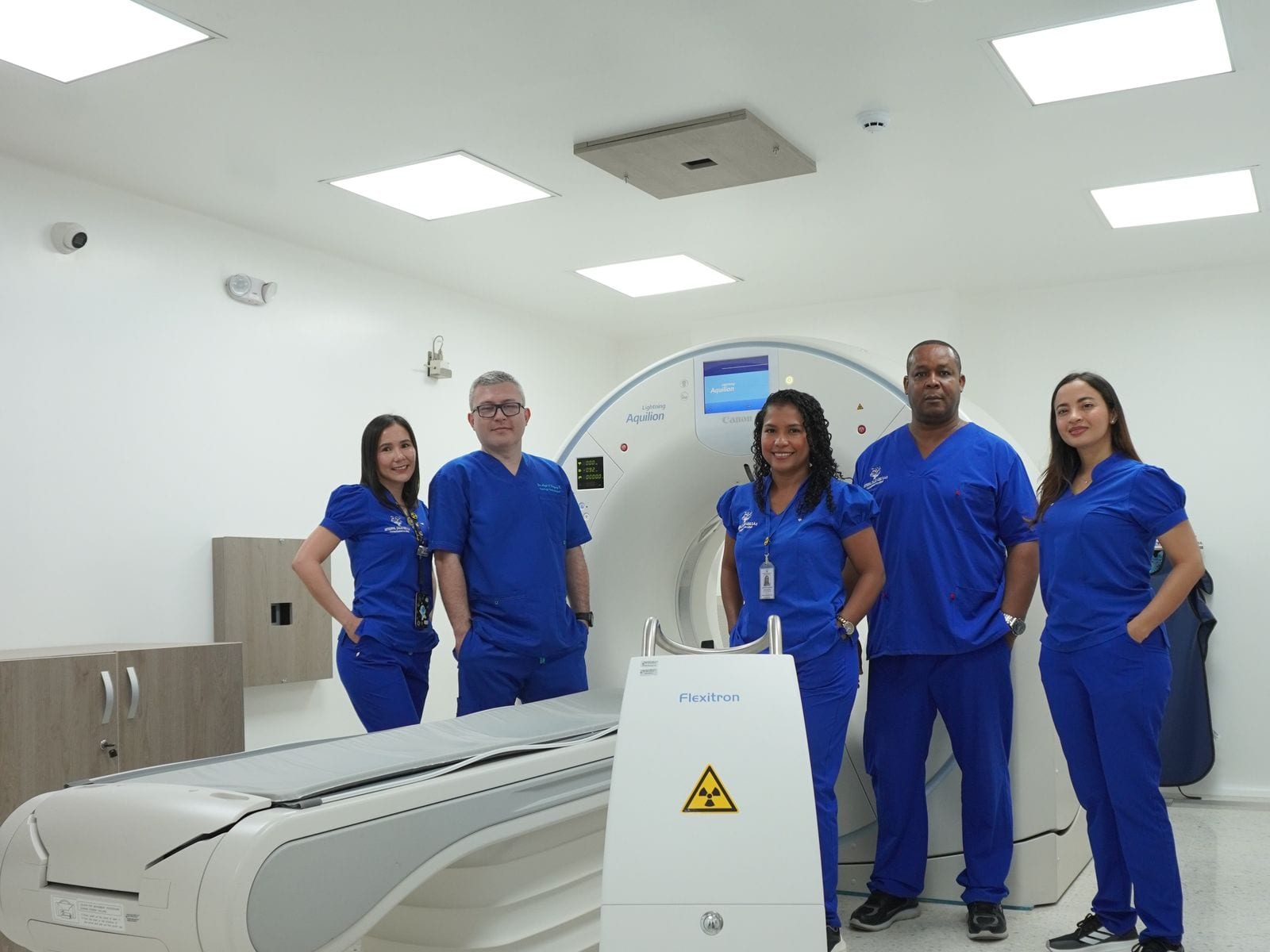 Equipo de tomografía junto al Canon Aquilion y el sistema Flexitron